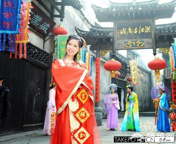 湖南洪江古城：首次上演女财神拜大年[墙根网]