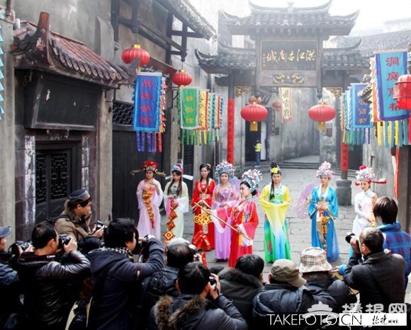 湖南洪江古城：首次上演女财神拜大年[墙根网]