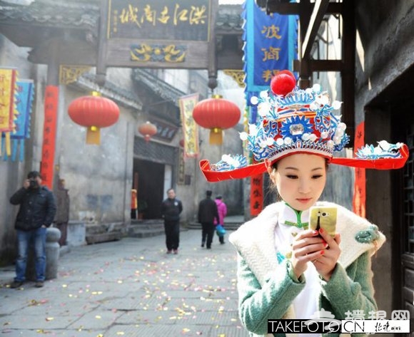 湖南洪江古城：首次上演女财神拜大年[墙根网]