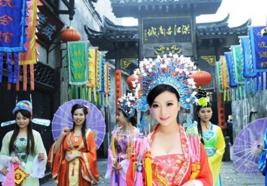 湖南洪江古城：首次上演女财神拜大年