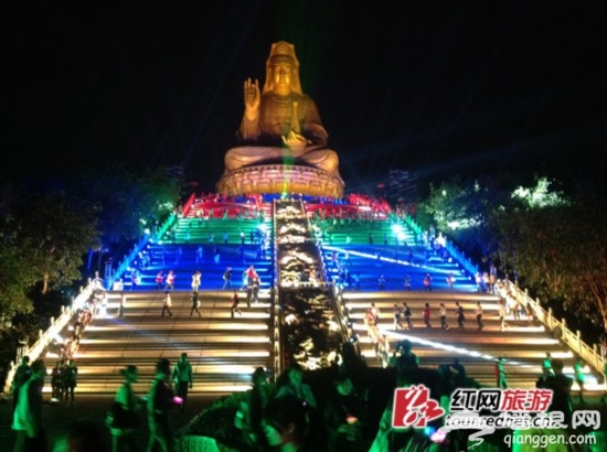 “莲开盛世”樵山灯会在西樵山亮灯。