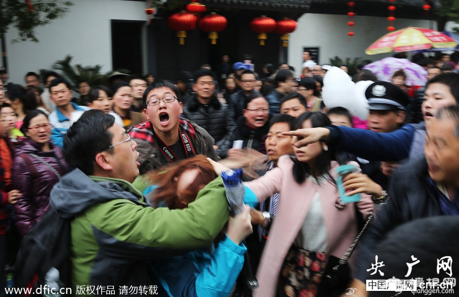 鲁迅故里景区游客因排队起争执引群殴[墙根网]