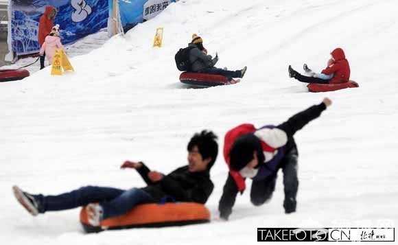 北京初雪挽救温泉滑雪场 幸免于提前关门迎高潮