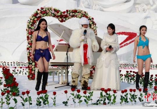 哈尔滨太阳岛雪博会 零下16度模特比基尼走秀