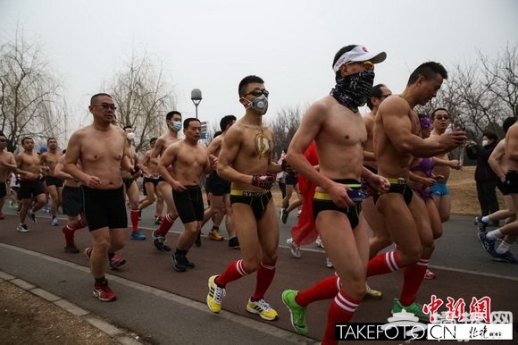 北京奥林匹克公园举行“光猪跑” 市民戴面具战雾[墙根网]