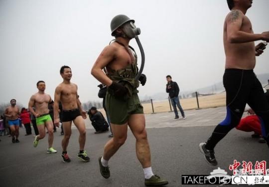北京奥林匹克公园举行“光猪跑” 市民戴面具战雾