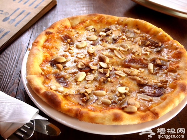 后门儿pizza馅料十足 鸡尾酒似的随心所欲