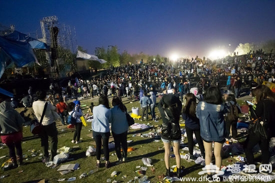北京草莓音乐节过后公园草地遍地垃圾[墙根网]