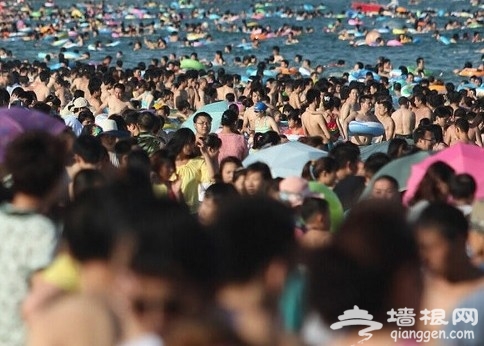 适逢天气炎热，大梅沙连日来出现“人潮”。