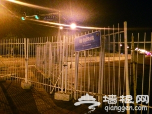 北京奥提公园有"后门"活动铁栅栏成秘密通道[墙根网]
