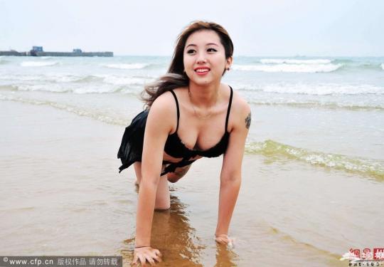 模特齐聚青岛秀身材 沙滩上演比基尼秀