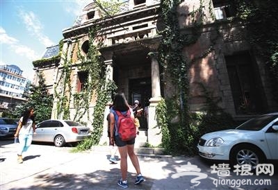 北京第一“鬼屋”成热门旅游景点 游客排队探险