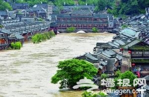 凤凰古城大部分仍泡在水中 偶遇节延期