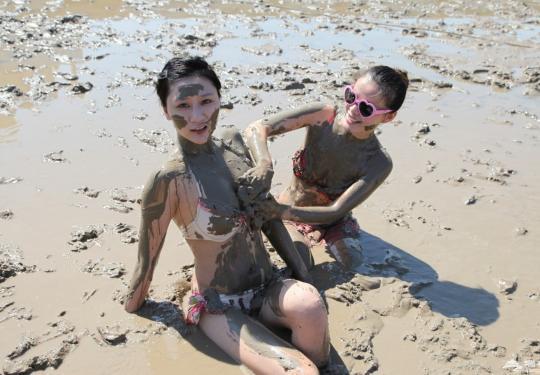 浙江办海泥狂欢节 30位泳装美女泥中打滚