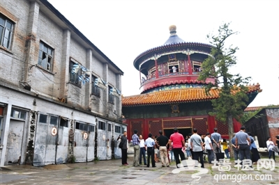 昨日,大高玄殿乾元阁修缮完成后首次亮相。旁边,是大高玄殿被“借”走后加盖的现代楼房。