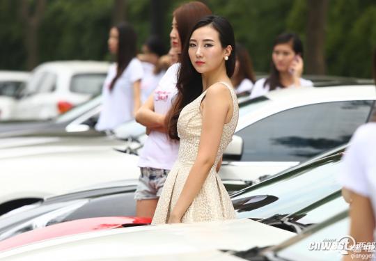 西安旅游小姐现场海选 豪车美女吸睛