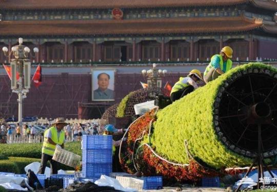 2014北京天安门广场更新花卉喜迎国庆