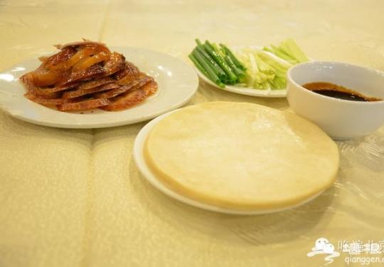 北京烤鸭怎么吃？