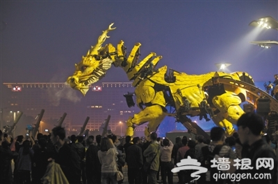 47吨法国“龙马”卖萌奥林匹克公园 免费观赏