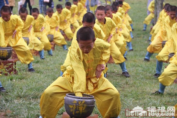 2014郑州少林武术节开幕式 武林高手齐聚 功夫惊呆观众[墙根网]