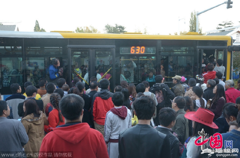 北京香山红叶节人满为患 游客挤爆公交[墙根网]