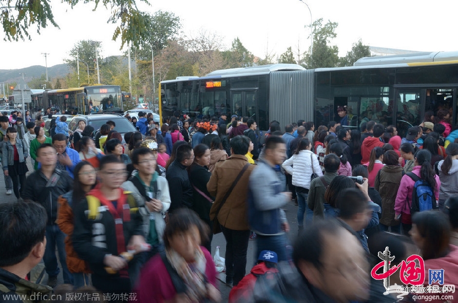 北京香山红叶节人满为患 游客挤爆公交[墙根网]