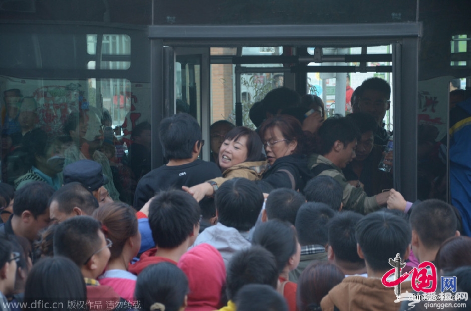 北京香山红叶节人满为患 游客挤爆公交[墙根网]
