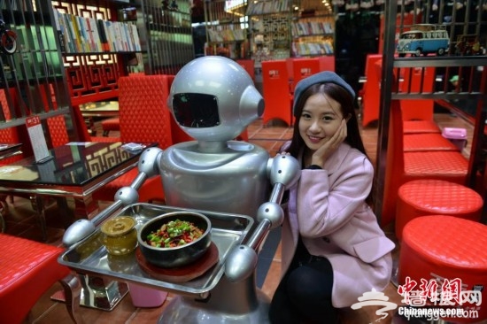 成都首家机器人主题餐厅吸引美女食客尝鲜[墙根网]