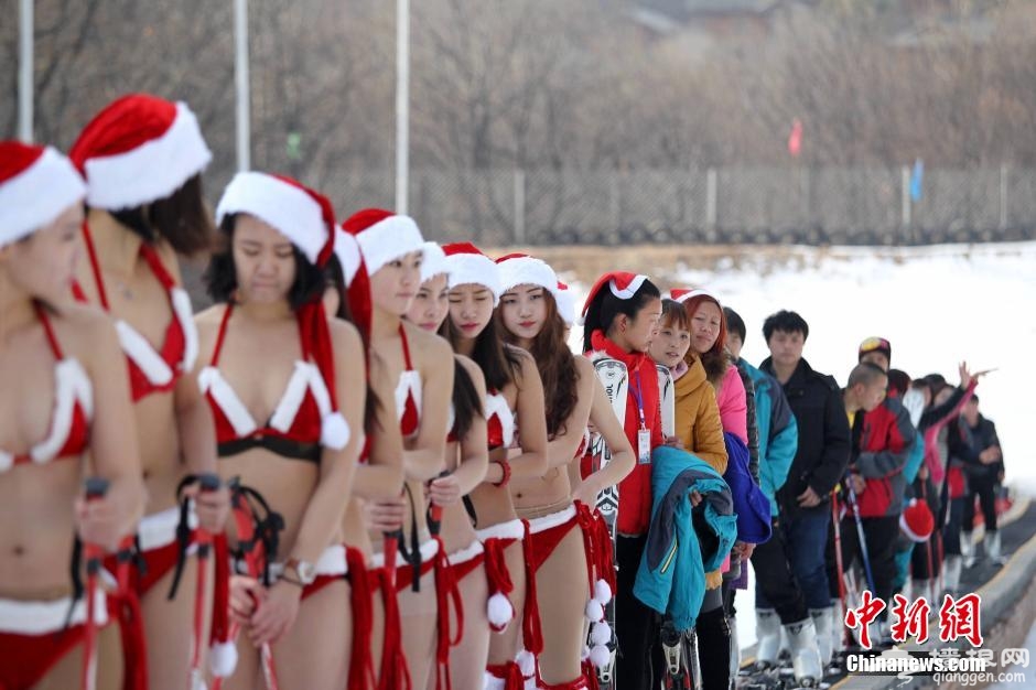 美女着圣诞泳装雪地秀性感身材[墙根网]