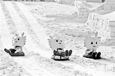 龙宝儿带您堆雪人 来龙潭公园  和“龙宝儿”一起冰雪奇缘吧