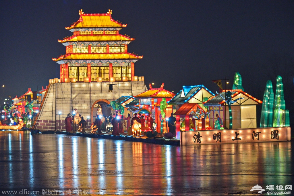 2015年1月4日，北京，为助力京张联合申冬奥，在奥林匹克公园举办了第三届冰雪王国活动，最为引入瞩目的是园内“龙形水系”上，主题为《清明上河图》的巨型实景彩灯艺术观赏区。冯军/东方IC 