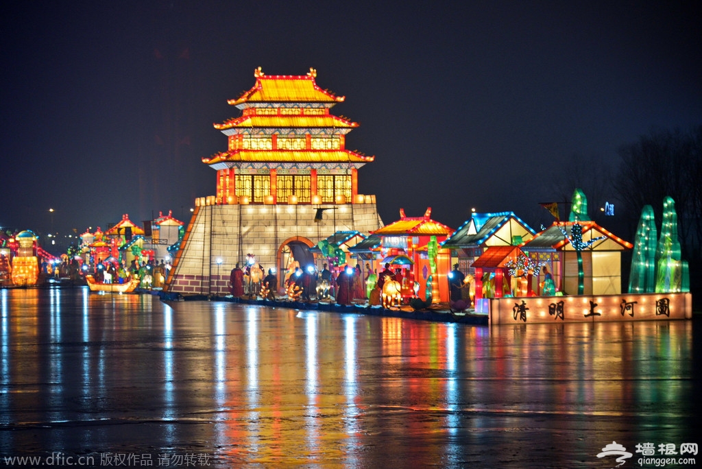 2015年1月4日，北京，为助力京张联合申冬奥，在奥林匹克公园举办了第三届冰雪王国活动，最为引入瞩目的是园内“龙形水系”上，主题为《清明上河图》的巨型实景彩灯艺术观赏区。冯军/东方IC 