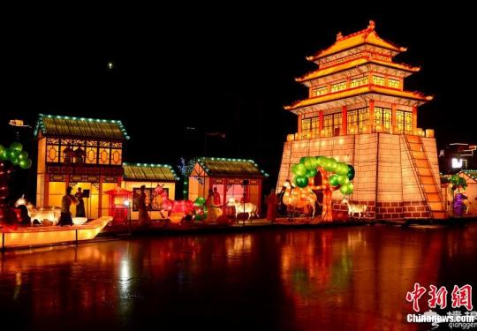北京“清明上河图”实景彩灯吸引游客