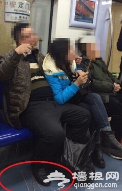 北京一对男女在地铁上吃烤串 竹签丢的满地都是[墙根网]