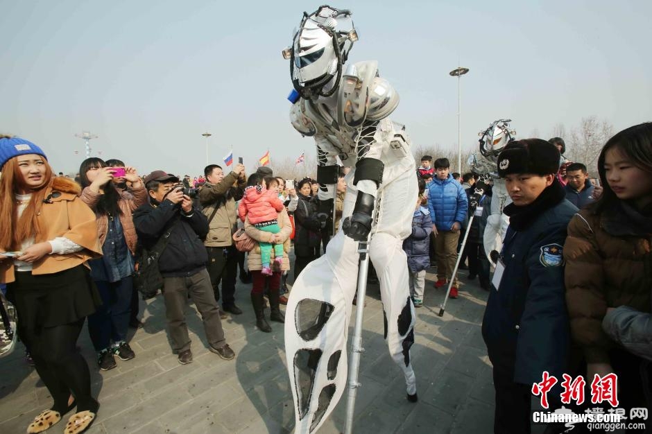 北京朝阳公园“星际穿越者”与游客互动[墙根网]