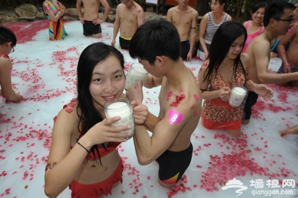 广东清远一景区办情侣“喝奶大赛”庆祝情人节