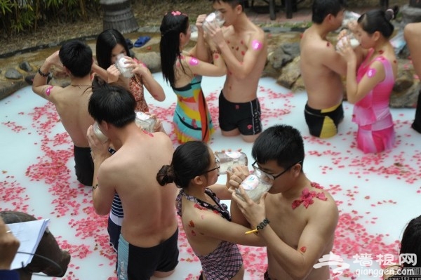 广东清远一景区办情侣“喝奶大赛”庆祝情人节