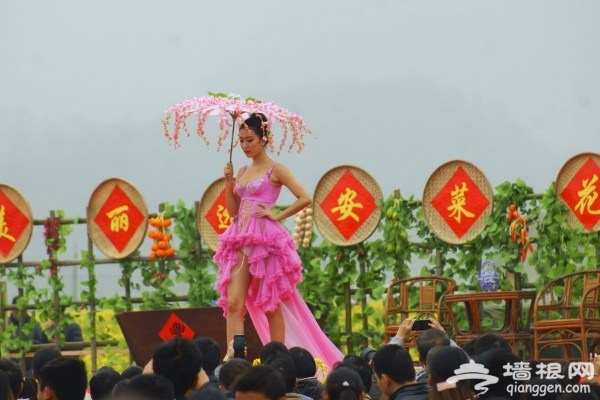 湖北宜昌上演乡村版“维多利亚的秘密”引围观