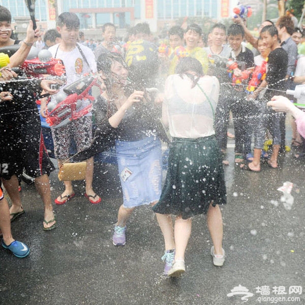 东莞“卖身节”：千人互射水枪 众男围攻女性[墙根网]