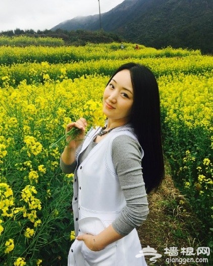 2015婺源油菜花节 玉女杨钰莹晒油菜花美照 气质不输少女[墙根网]