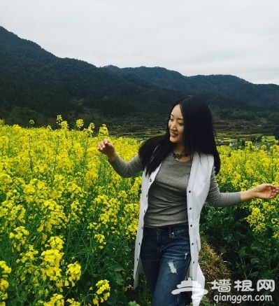 2015婺源油菜花节 玉女杨钰莹晒油菜花美照 气质不输少女[墙根网]