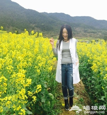 2015婺源油菜花节 玉女杨钰莹晒油菜花美照 气质不输少女[墙根网]
