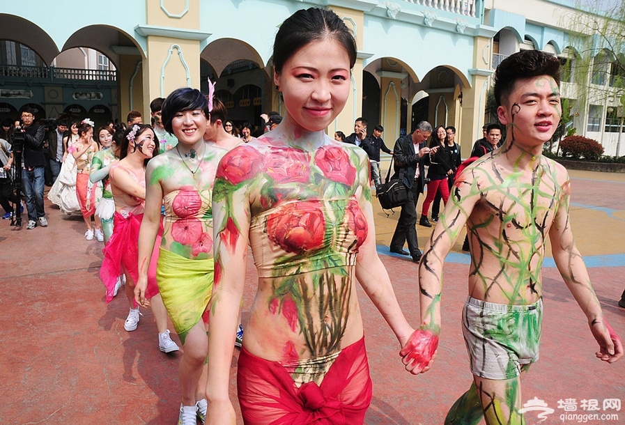 杭州乐园花痴节 10对情侣办"裸婚"典礼 人体彩绘当"婚纱"[墙根网]