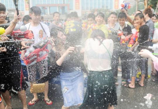 东莞“卖身节”：千人互射水枪 众男围攻女性