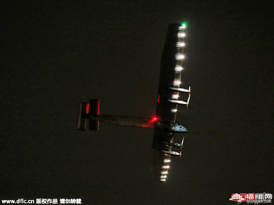 世界最大太阳能飞机飞临重庆 众人深夜围观[墙根网]