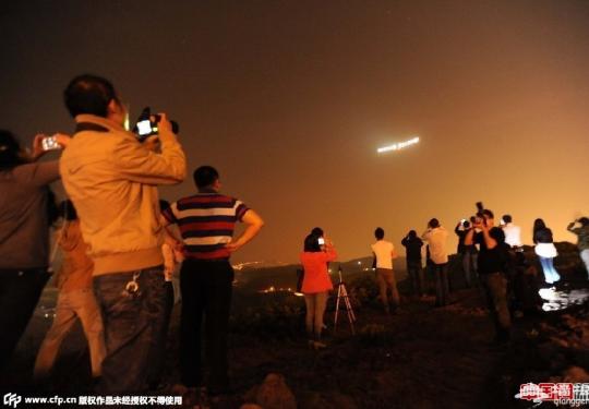 世界最大太阳能飞机飞临重庆 众人深夜围观