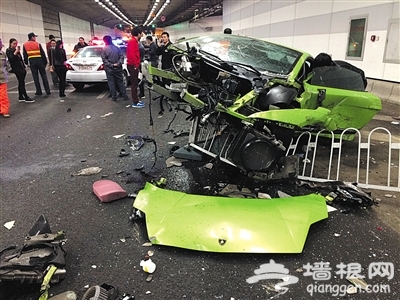 鸟巢附近隧道两豪车严重车祸 法拉利与兰博基尼撞成碎片[墙根网]