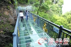 白云山200米悬空玻璃桥日前开放 栈道长约6米