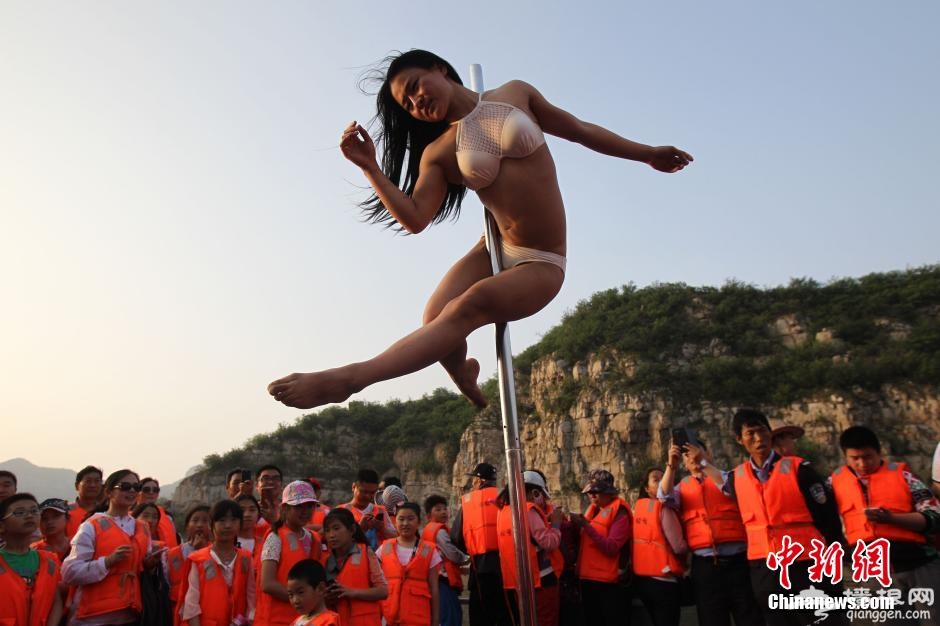 钢管舞女神黄河游轮热舞挑战人体旗帜[墙根网]