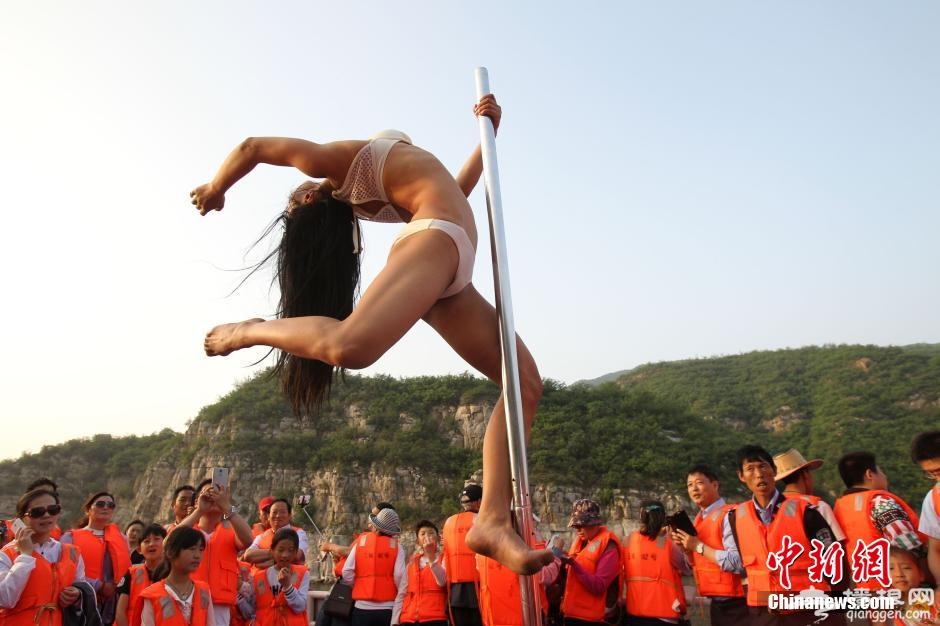 钢管舞女神黄河游轮热舞挑战人体旗帜[墙根网]